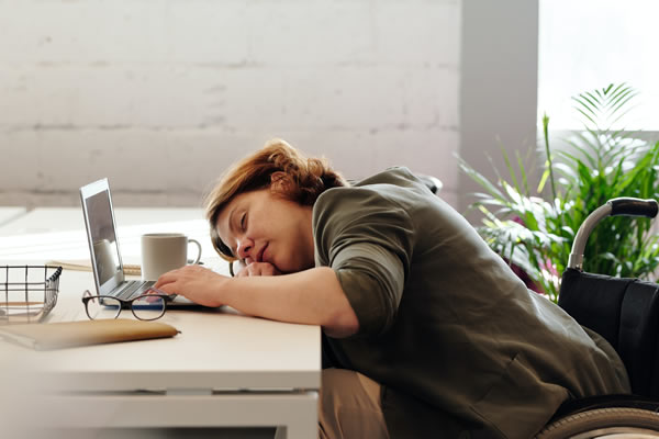 Blog - Nespečnost ukrotite s CBD kapljicami - Utrujenost na delovnem mestu kot posledica težav s spanjem