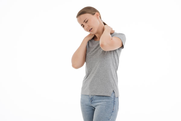 Blog - Premagovanje stresa - koliko CBD potrebujem? - dekle ima zaradi stresa napete mišice vratu, ki jo bolijo