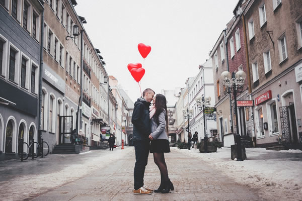 Blog - Spolnost in vloga CBD - Na sliki sta fant in dekle, z baloni v obliki srca.