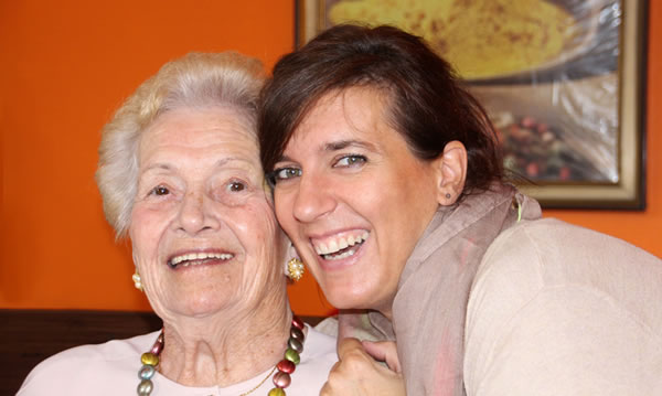 Blog - Demenca - tihi ubijalec možganov - Na sliki sta starejša in mlajša gospa, ki se smejita.