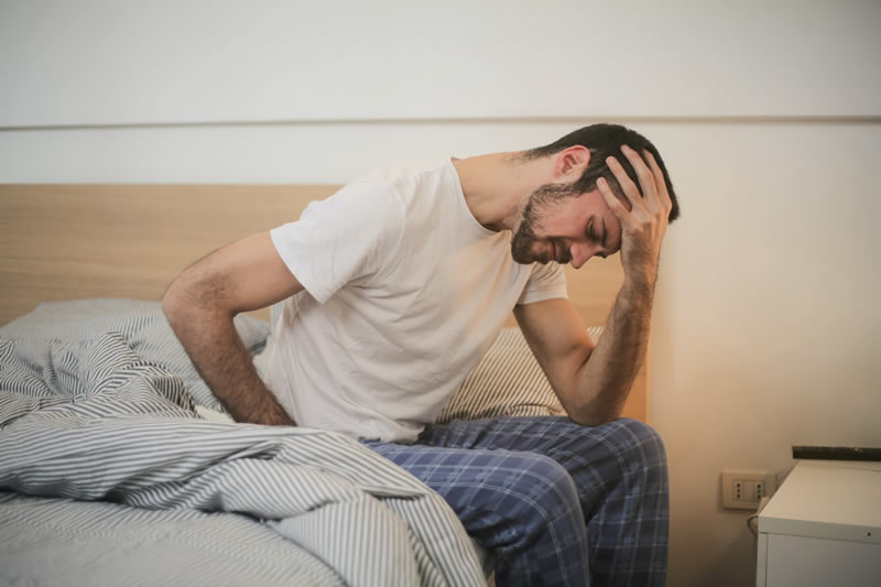Blog - Migrena močno zmanjša kvaliteto življenja - Na sliki je moški z migreno.
